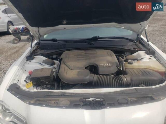 Білий Крайслер 300, об'ємом двигуна 3.6 л та пробігом 49 тис. км за 3000 $, фото 10 на Automoto.ua