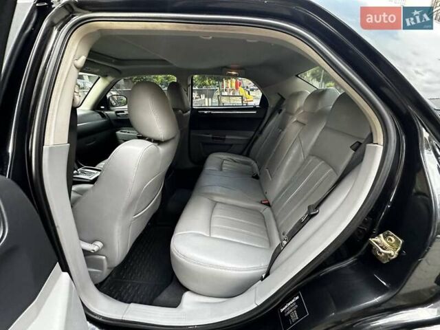 Черный Крайслер 300, объемом двигателя 2.7 л и пробегом 195 тыс. км за 6300 $, фото 16 на Automoto.ua