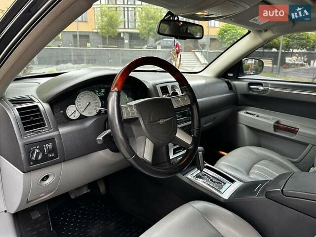 Черный Крайслер 300, объемом двигателя 2.7 л и пробегом 195 тыс. км за 6300 $, фото 14 на Automoto.ua