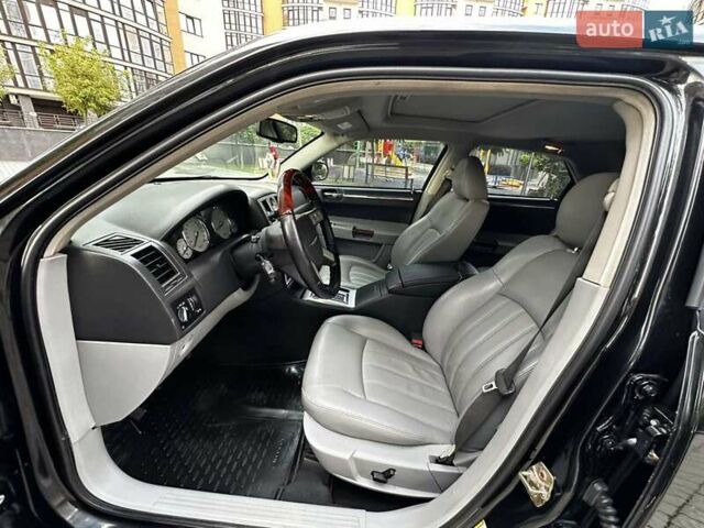 Черный Крайслер 300, объемом двигателя 2.7 л и пробегом 195 тыс. км за 6300 $, фото 15 на Automoto.ua