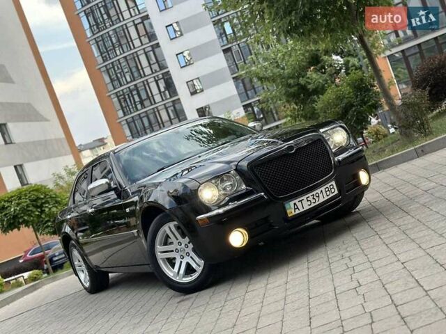 Черный Крайслер 300, объемом двигателя 2.7 л и пробегом 195 тыс. км за 6300 $, фото 13 на Automoto.ua