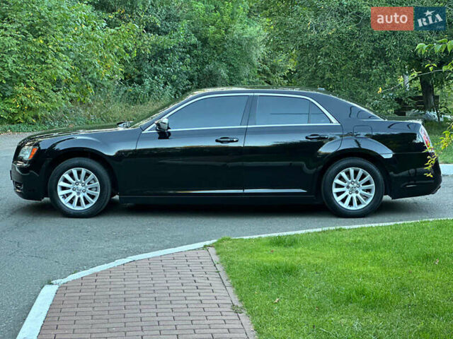 Чорний Крайслер 300, об'ємом двигуна 3.6 л та пробігом 206 тис. км за 10900 $, фото 4 на Automoto.ua