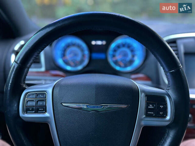 Чорний Крайслер 300, об'ємом двигуна 3.6 л та пробігом 206 тис. км за 10900 $, фото 12 на Automoto.ua