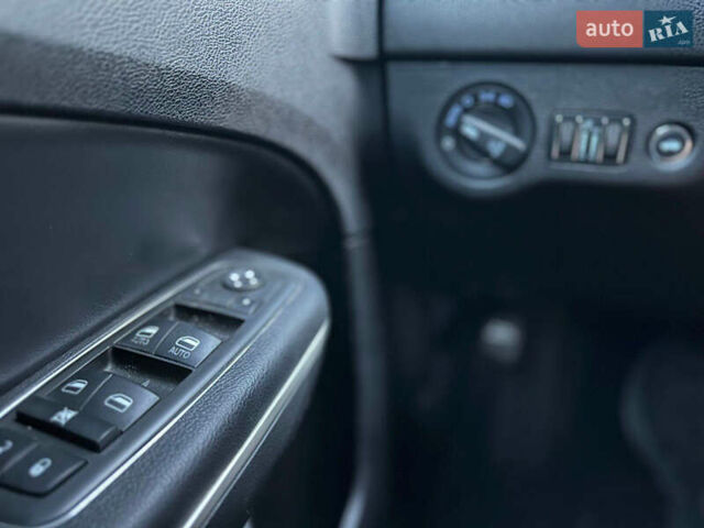 Чорний Крайслер 300, об'ємом двигуна 3.6 л та пробігом 206 тис. км за 10900 $, фото 16 на Automoto.ua