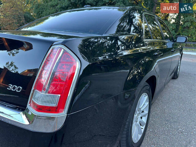 Чорний Крайслер 300, об'ємом двигуна 3.6 л та пробігом 206 тис. км за 10900 $, фото 7 на Automoto.ua
