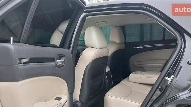 Чорний Крайслер 300, об'ємом двигуна 3.6 л та пробігом 146 тис. км за 14500 $, фото 5 на Automoto.ua