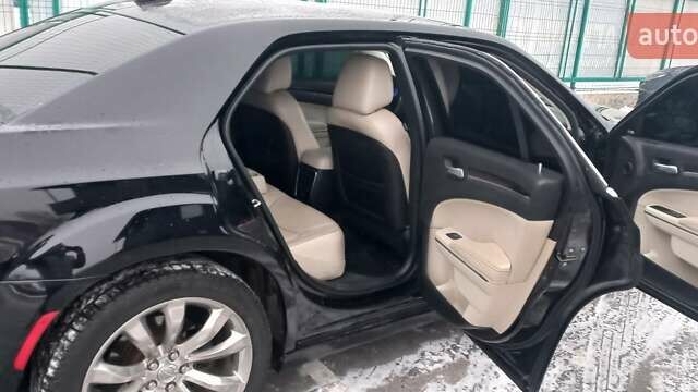 Чорний Крайслер 300, об'ємом двигуна 3.6 л та пробігом 146 тис. км за 14500 $, фото 8 на Automoto.ua