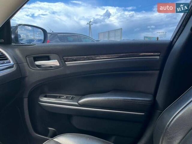 Черный Крайслер 300, объемом двигателя 3.6 л и пробегом 72 тыс. км за 12900 $, фото 49 на Automoto.ua