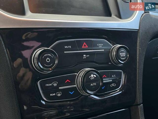 Черный Крайслер 300, объемом двигателя 3.6 л и пробегом 72 тыс. км за 12730 $, фото 39 на Automoto.ua