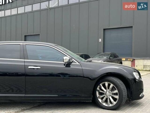 Черный Крайслер 300, объемом двигателя 3.6 л и пробегом 72 тыс. км за 12730 $, фото 6 на Automoto.ua