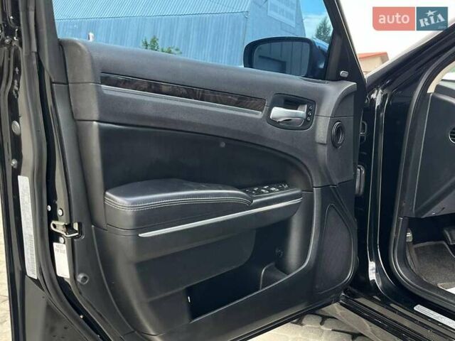 Черный Крайслер 300, объемом двигателя 3.6 л и пробегом 72 тыс. км за 12900 $, фото 18 на Automoto.ua