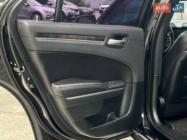 Черный Крайслер 300, объемом двигателя 3.6 л и пробегом 72 тыс. км за 12730 $, фото 31 на Automoto.ua