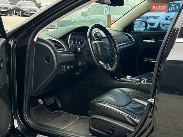 Черный Крайслер 300, объемом двигателя 3.6 л и пробегом 72 тыс. км за 12730 $, фото 47 на Automoto.ua