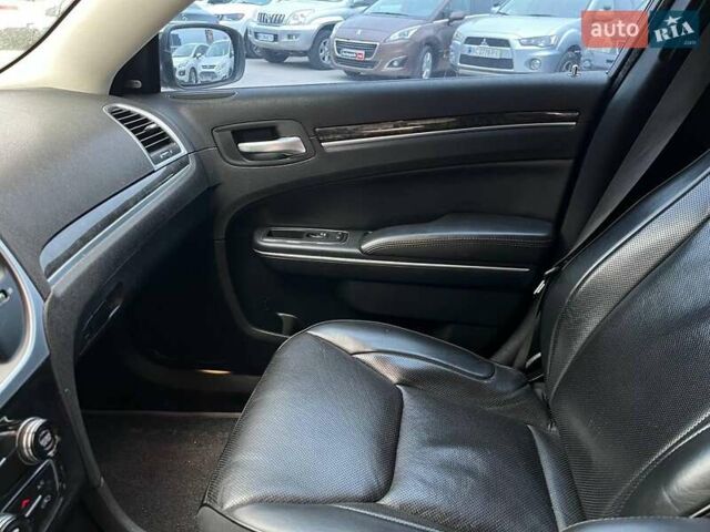 Черный Крайслер 300, объемом двигателя 3.6 л и пробегом 72 тыс. км за 12730 $, фото 32 на Automoto.ua