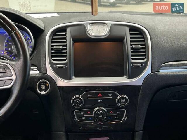 Черный Крайслер 300, объемом двигателя 3.6 л и пробегом 72 тыс. км за 12730 $, фото 25 на Automoto.ua