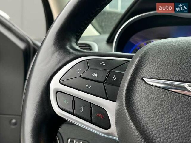 Черный Крайслер 300, объемом двигателя 3.6 л и пробегом 72 тыс. км за 12730 $, фото 36 на Automoto.ua