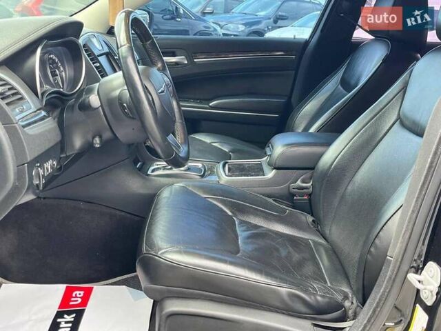 Черный Крайслер 300, объемом двигателя 3.6 л и пробегом 72 тыс. км за 12900 $, фото 14 на Automoto.ua