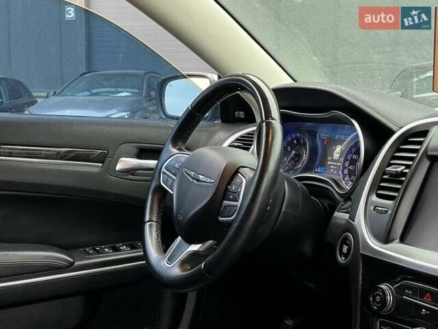 Черный Крайслер 300, объемом двигателя 3.6 л и пробегом 72 тыс. км за 12730 $, фото 17 на Automoto.ua