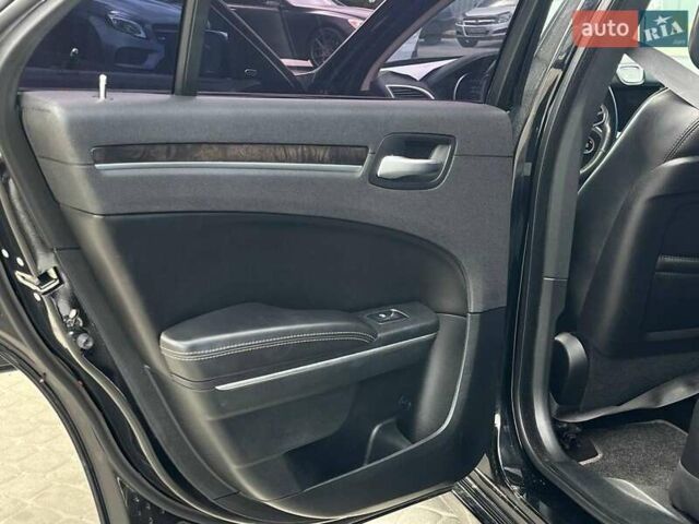 Черный Крайслер 300, объемом двигателя 3.6 л и пробегом 72 тыс. км за 12900 $, фото 44 на Automoto.ua