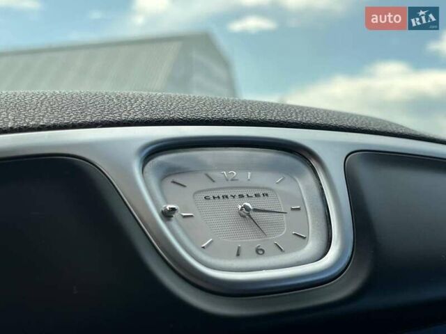 Черный Крайслер 300, объемом двигателя 3.6 л и пробегом 72 тыс. км за 12900 $, фото 24 на Automoto.ua