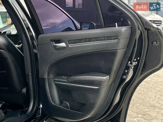 Черный Крайслер 300, объемом двигателя 3.6 л и пробегом 72 тыс. км за 12900 $, фото 35 на Automoto.ua