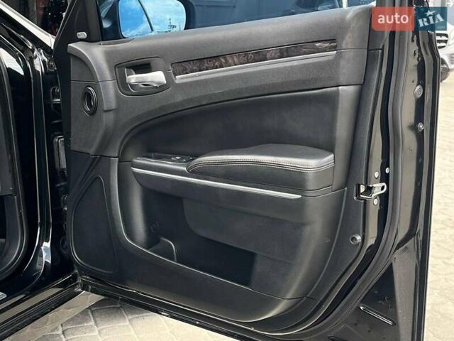 Черный Крайслер 300, объемом двигателя 3.6 л и пробегом 72 тыс. км за 12900 $, фото 32 на Automoto.ua