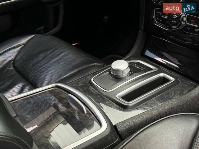 Черный Крайслер 300, объемом двигателя 3.6 л и пробегом 72 тыс. км за 12730 $, фото 19 на Automoto.ua