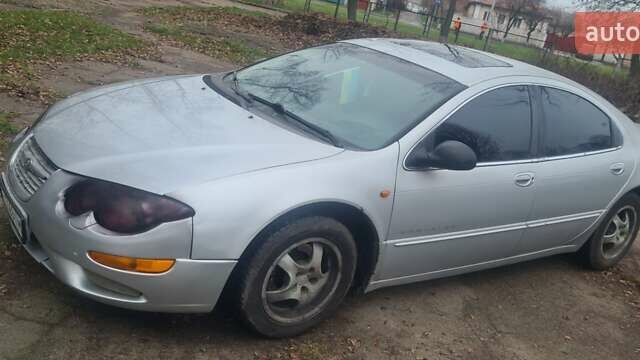 Серый Крайслер 300, объемом двигателя 2.7 л и пробегом 358 тыс. км за 2300 $, фото 1 на Automoto.ua