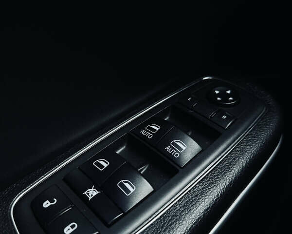 Серый Крайслер 300, объемом двигателя 3.6 л и пробегом 127 тыс. км за 18500 $, фото 7 на Automoto.ua