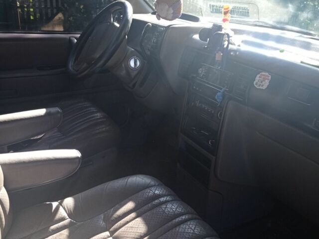 Черный Крайслер Другая, объемом двигателя 3.3 л и пробегом 350 тыс. км за 3004 $, фото 2 на Automoto.ua