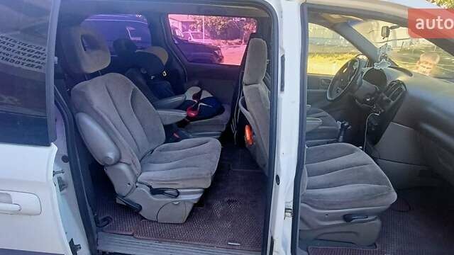Білий Крайслер Grand Voyager, об'ємом двигуна 2.4 л та пробігом 400 тис. км за 5693 $, фото 2 на Automoto.ua