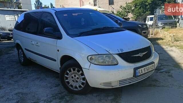 Білий Крайслер Grand Voyager, об'ємом двигуна 2.4 л та пробігом 400 тис. км за 5693 $, фото 1 на Automoto.ua