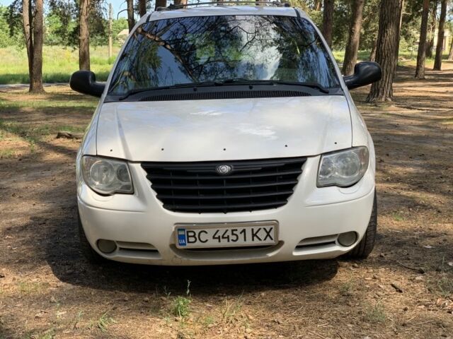 Белый Крайслер Гранд Вояджер, объемом двигателя 2.8 л и пробегом 340 тыс. км за 63000 $, фото 14 на Automoto.ua