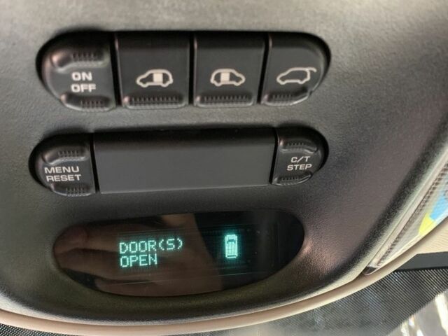 Белый Крайслер Гранд Вояджер, объемом двигателя 2.8 л и пробегом 340 тыс. км за 63000 $, фото 18 на Automoto.ua