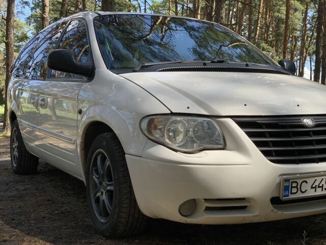 Белый Крайслер Гранд Вояджер, объемом двигателя 2.8 л и пробегом 340 тыс. км за 63000 $, фото 1 на Automoto.ua