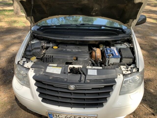 Белый Крайслер Гранд Вояджер, объемом двигателя 2.8 л и пробегом 340 тыс. км за 63000 $, фото 23 на Automoto.ua