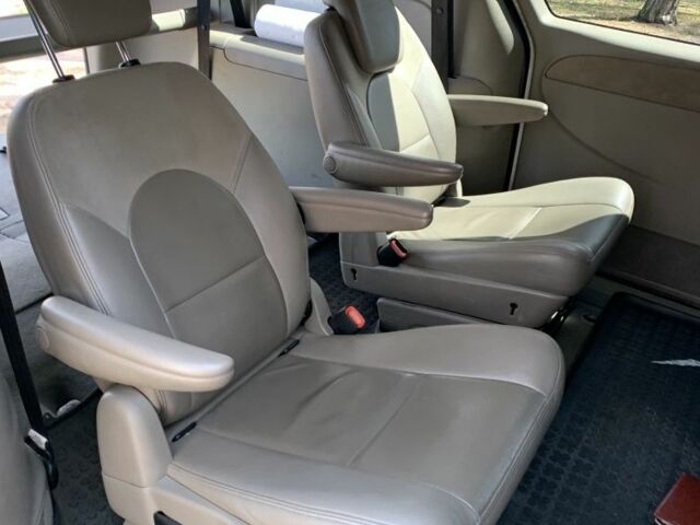 Белый Крайслер Гранд Вояджер, объемом двигателя 2.8 л и пробегом 340 тыс. км за 63000 $, фото 11 на Automoto.ua