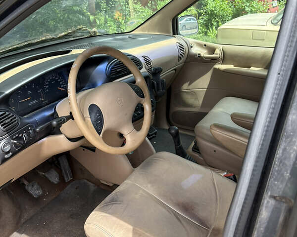 Черный Крайслер Гранд Вояджер, объемом двигателя 2.5 л и пробегом 392 тыс. км за 3100 $, фото 2 на Automoto.ua