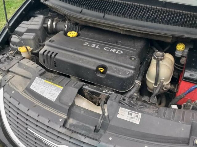 Черный Крайслер Гранд Вояджер, объемом двигателя 2.5 л и пробегом 276 тыс. км за 1593 $, фото 2 на Automoto.ua