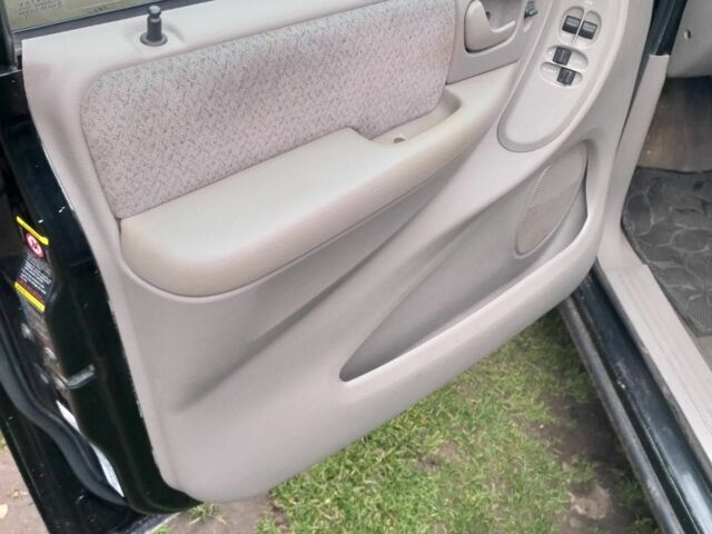 Черный Крайслер Гранд Вояджер, объемом двигателя 2.5 л и пробегом 276 тыс. км за 1593 $, фото 6 на Automoto.ua