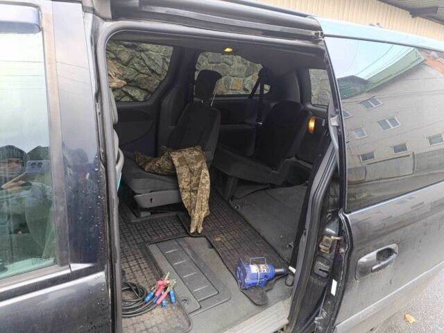 Черный Крайслер Гранд Вояджер, объемом двигателя 2.8 л и пробегом 365 тыс. км за 4200 $, фото 5 на Automoto.ua