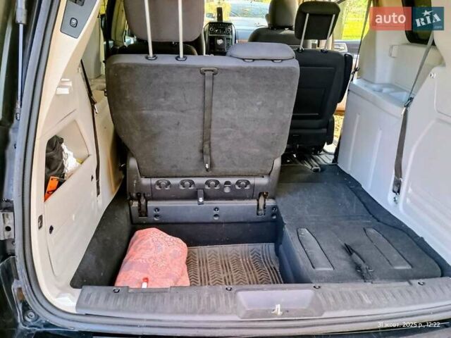 Чорний Крайслер Grand Voyager, об'ємом двигуна 2.78 л та пробігом 300 тис. км за 9100 $, фото 26 на Automoto.ua