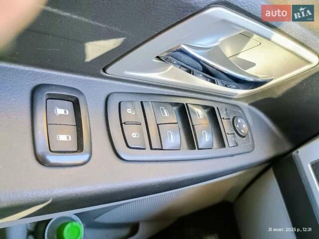 Чорний Крайслер Grand Voyager, об'ємом двигуна 2.78 л та пробігом 300 тис. км за 9100 $, фото 18 на Automoto.ua