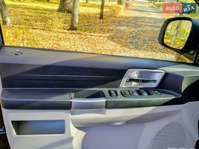 Чорний Крайслер Grand Voyager, об'ємом двигуна 2.78 л та пробігом 300 тис. км за 9100 $, фото 19 на Automoto.ua