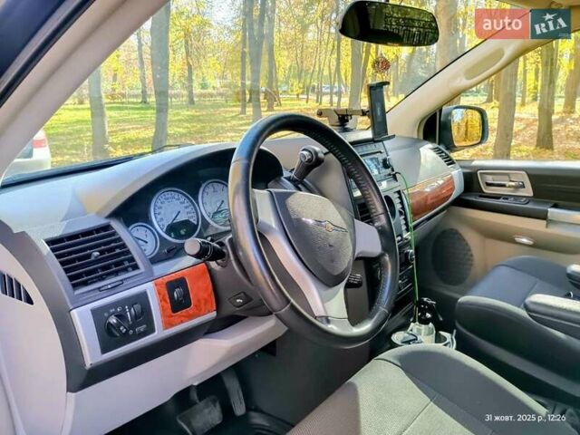 Чорний Крайслер Grand Voyager, об'ємом двигуна 2.78 л та пробігом 300 тис. км за 9100 $, фото 8 на Automoto.ua