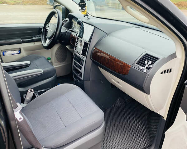 Черный Крайслер Гранд Вояджер, объемом двигателя 2.78 л и пробегом 415 тыс. км за 11700 $, фото 9 на Automoto.ua