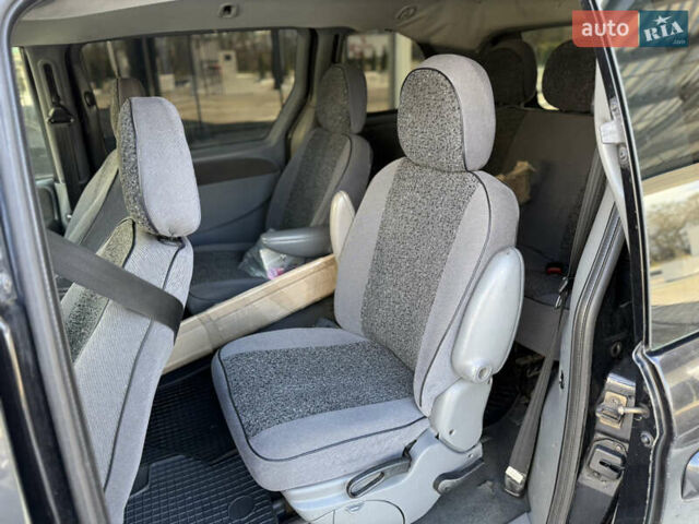 Черный Крайслер Гранд Вояджер, объемом двигателя 2.5 л и пробегом 320 тыс. км за 2999 $, фото 19 на Automoto.ua