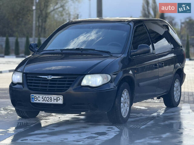 Черный Крайслер Гранд Вояджер, объемом двигателя 2.5 л и пробегом 320 тыс. км за 2999 $, фото 1 на Automoto.ua