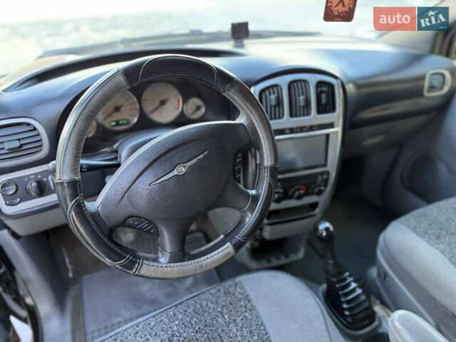 Черный Крайслер Гранд Вояджер, объемом двигателя 2.5 л и пробегом 320 тыс. км за 2999 $, фото 11 на Automoto.ua