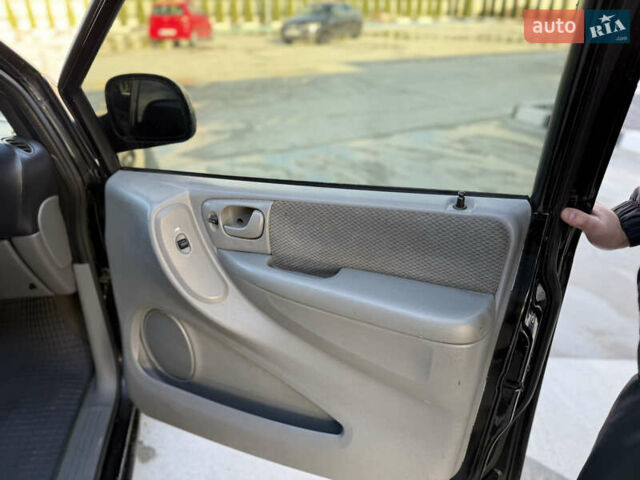 Черный Крайслер Гранд Вояджер, объемом двигателя 2.5 л и пробегом 320 тыс. км за 2999 $, фото 18 на Automoto.ua